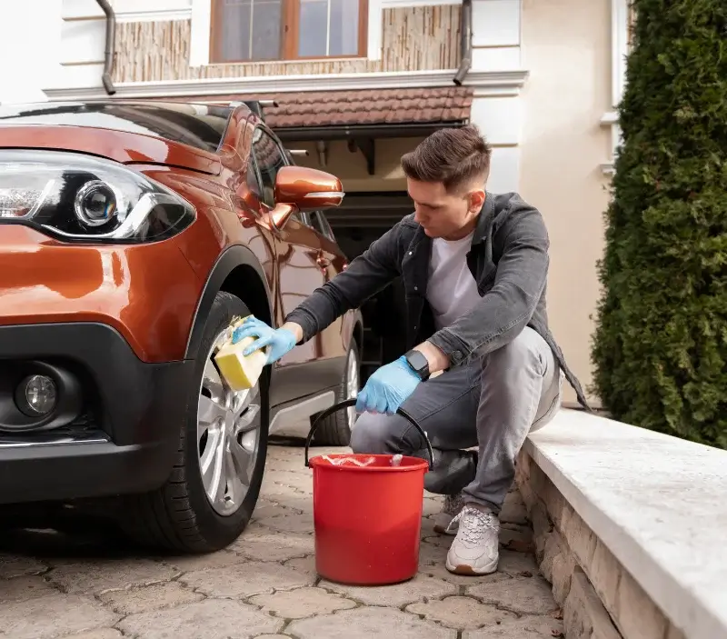 Lavage auto à domicile Prailles-La Couarde : professionnel intervenant sur un véhicule